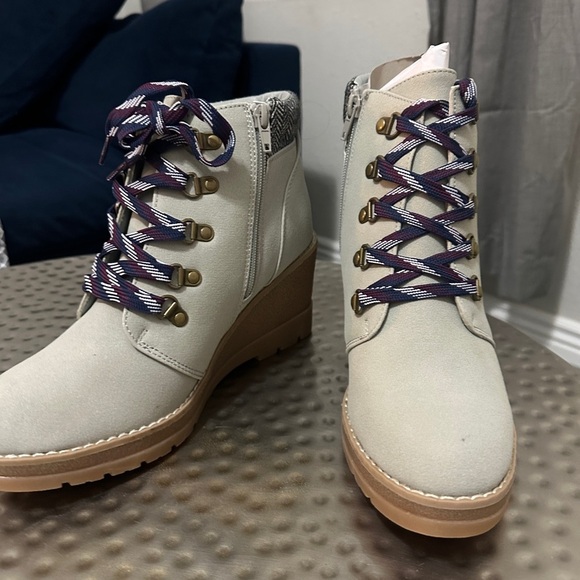 Brand new Maurice’s Claire Gray Knit Collar Lace Up Wedge-10 - Picture 4 of 7